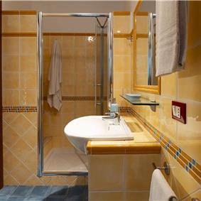 3 bedroom villa with pool and tennis court in Sicily, sleeps 6-8